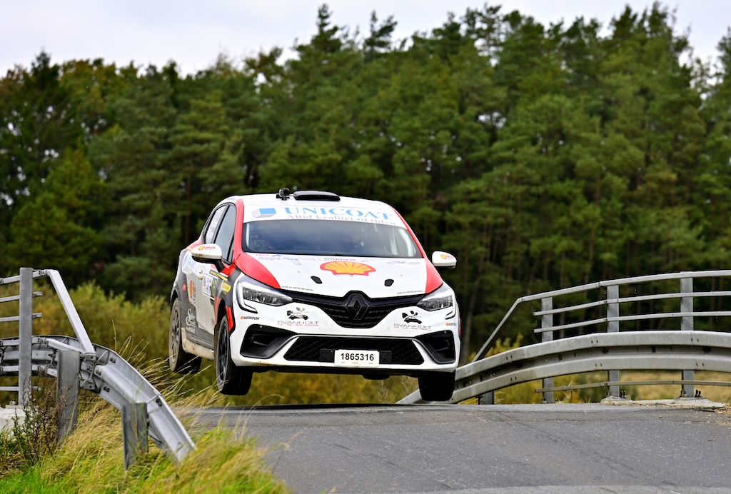 Jacob Egholm og Rikke Pilgaard flyver hen over en bro i deres Renault Clio Rally5.
(Foto: Michael Eisenberg)